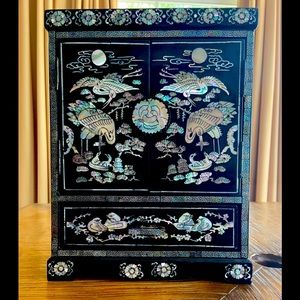 Jewelry Chest W 4 drawers.